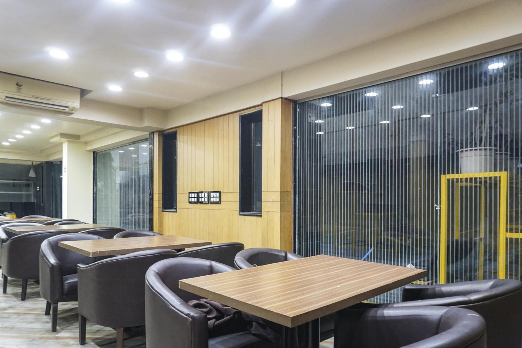 Super Townhouse Oak Sr Hotel Wakad Púna Kültér fotó