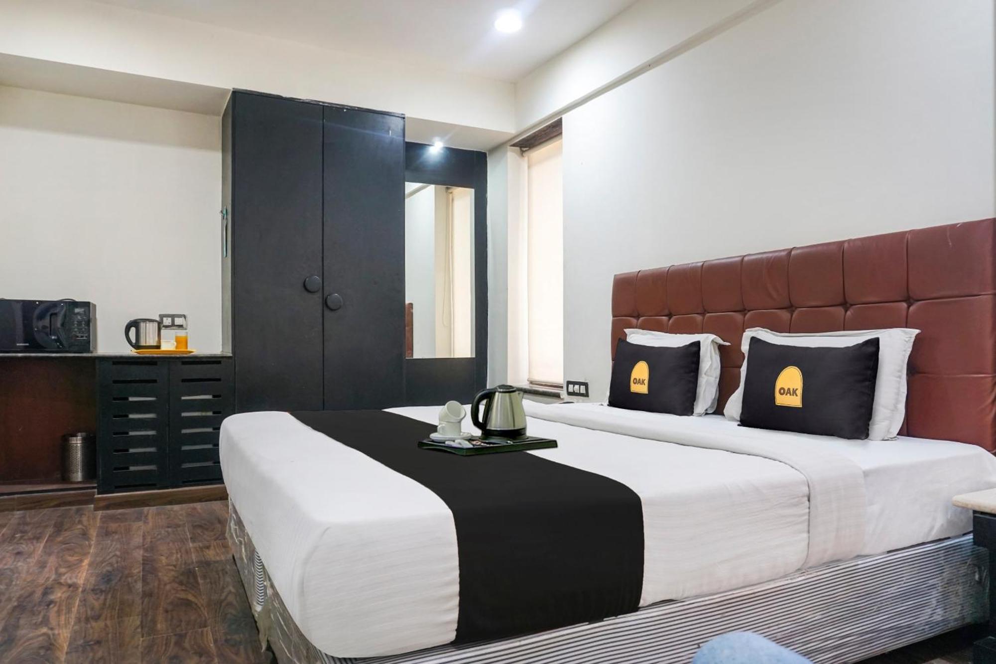 Super Townhouse Oak Sr Hotel Wakad Púna Kültér fotó